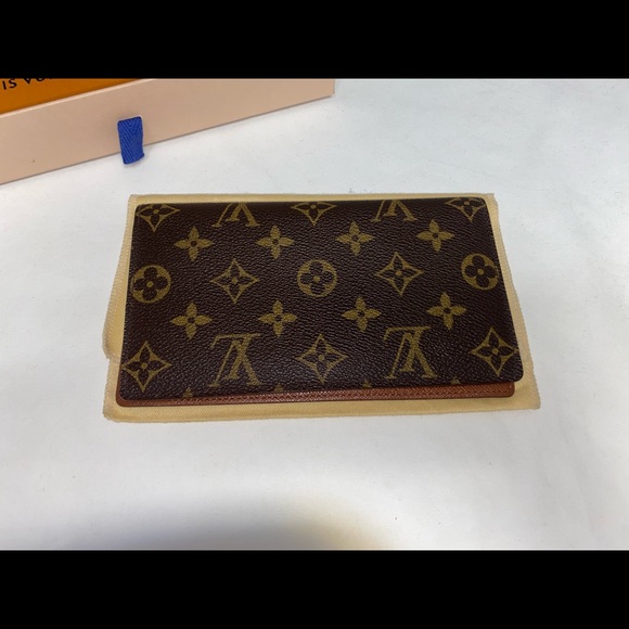 Louis Vuitton Monogram Checkbook - Picture 2 of 11
